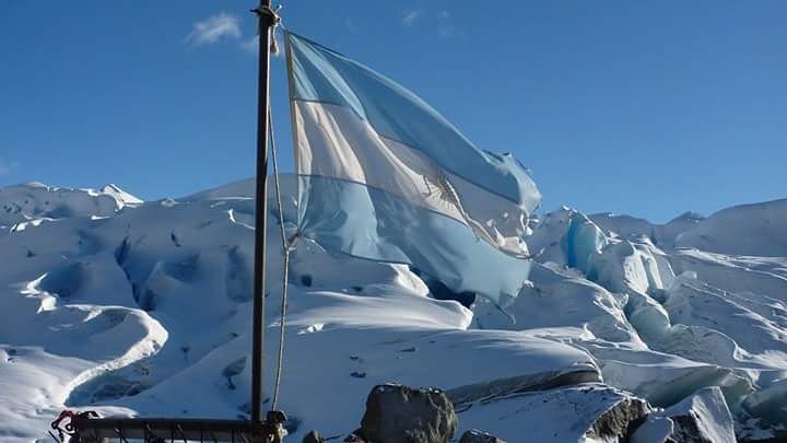 SilLPerez's tweet photo. #DiaDeLaBandera #Calafate mis colores!! https://t.co/C9zZ19OtY3