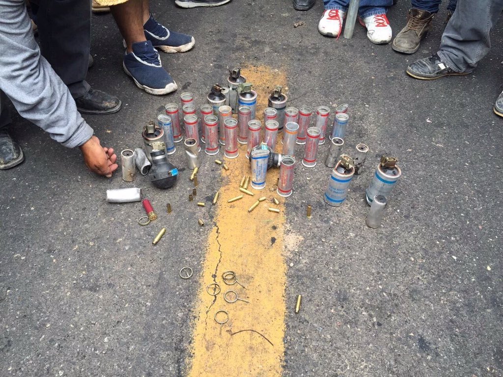 JohnMAckerman's tweet photo. Aquí las herramientas de la #ReformaEducativa de @EPN. ¿No hubiera sido mejor iniciar con agua potable en escuelas? https://t.co/iKoYA9jshk