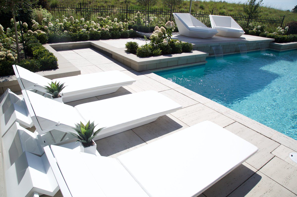 Perfect afternoon to hang out by the pool ! #techobloc #outdoorliving