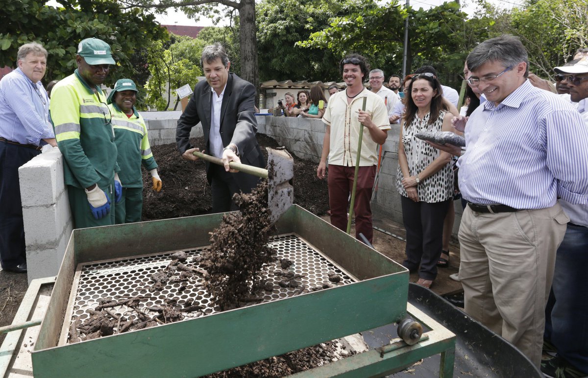 simaopedro_SP's tweet photo. Transformar em adubo orgânico os resíduos das feiras que iriam para os aterros. Boa Ideia ! https://t.co/KjXTYNnz9w https://t.co/xVkSnIQwP7