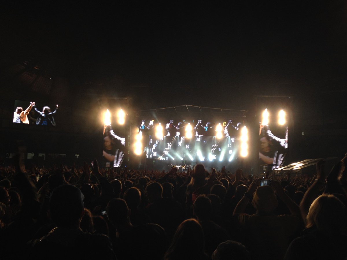 sgh38's tweet photo. stone roses were brilliant last night, #stoneroses https://t.co/8IYOEiHubM