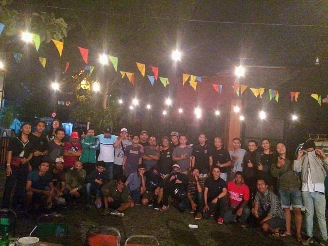 TridatuLegion's tweet photo. foto bareng setelah nobar,di Lingkar Art @Northsideboys12 #BaliUnitedSelamanya https://t.co/LEwTUwY7QO