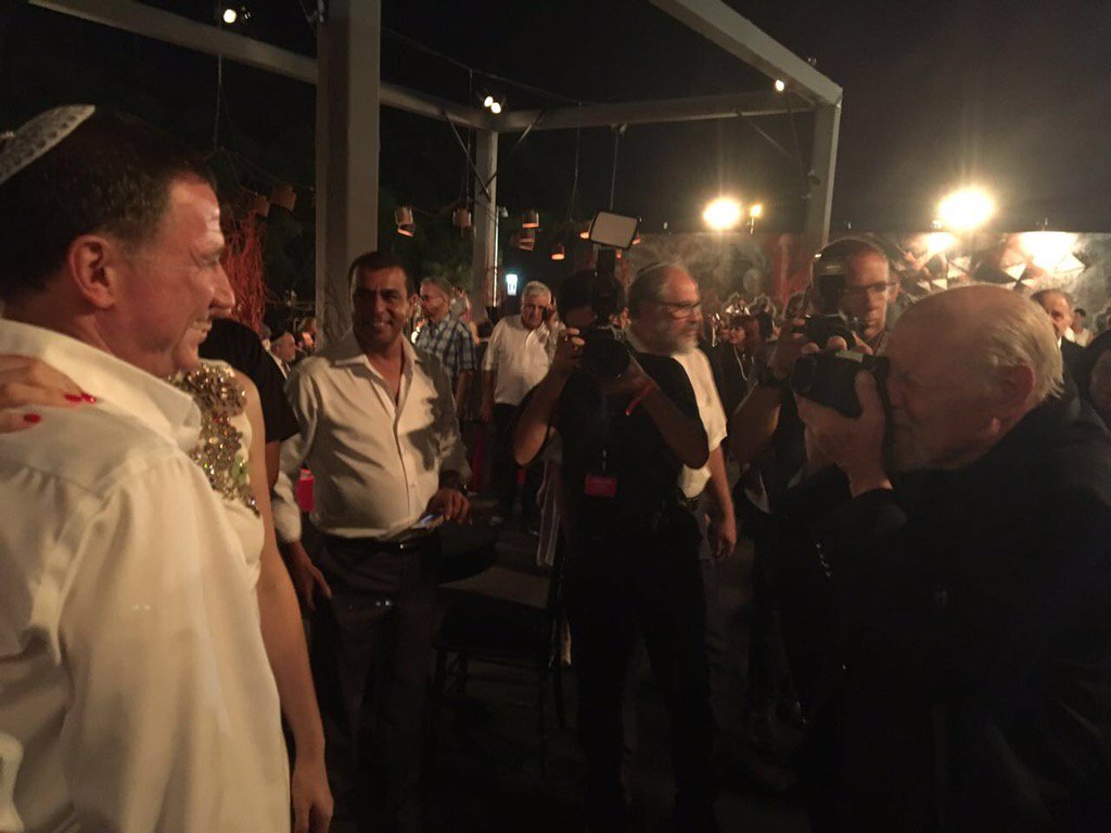 מורן אזולאי On Twitter חתן פרס ישראל דוד רובינגר מצלם את הזוג