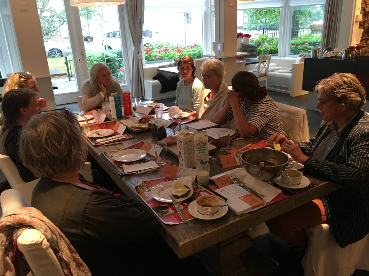 DialoogUtrecht's tweet photo. Prachtige #dromen vanavond in de workshop #ZorgVerandert @Bartelomeusgasthuis: #samen #leven in #Binnenstad #Utrecht https://t.co/LWomU5ZRYW