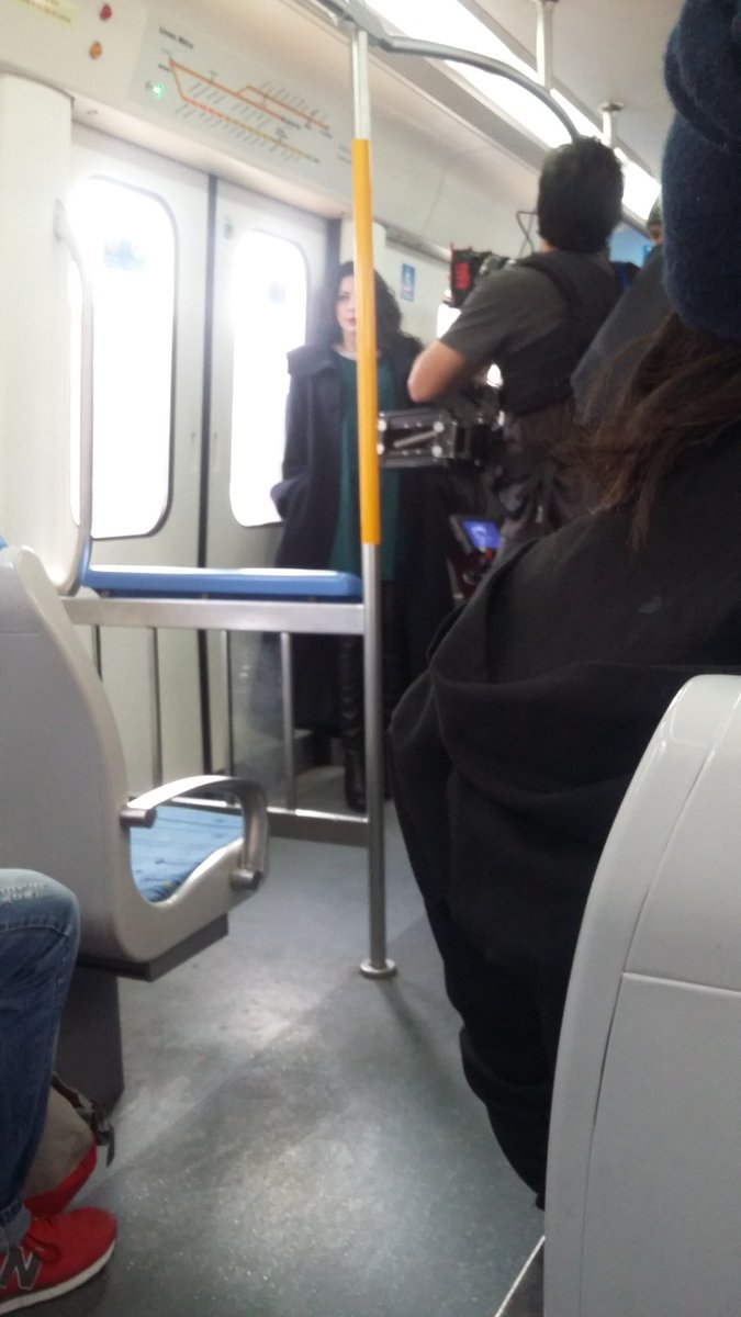 xmononokex's tweet photo. Romina Gaetani en el tren a Tigre (? https://t.co/7yhamsWi0q