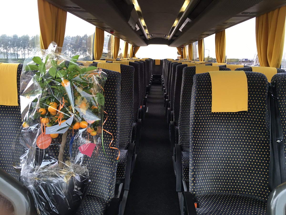 Met alle feestgangers in de bus naar 25 jarig jubileum van @DBkeukengroep. #sintannaland