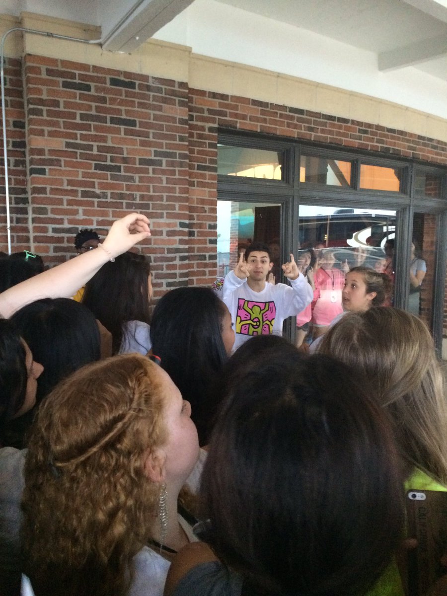 allisonnixon_'s tweet photo. one year ago today π #digifestchicago @aletunechii https://t.co/1f6pu3NqhD