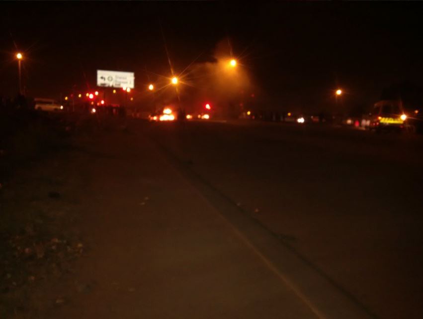 eNCA's tweet photo. Eyewitness in Mamelodi 'There were about 50 people, some in civilian clothes and some wearing ANC t-shirts' https://t.co/OKIv0YlOC0