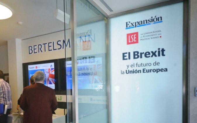 expansioncom's tweet photo. .@AlmuniaJoaquin: "Los referendos son un elemento de cierto riesgo" https://t.co/YWI51XGYoC #BrexitExpansion https://t.co/4rA3UEXeWW