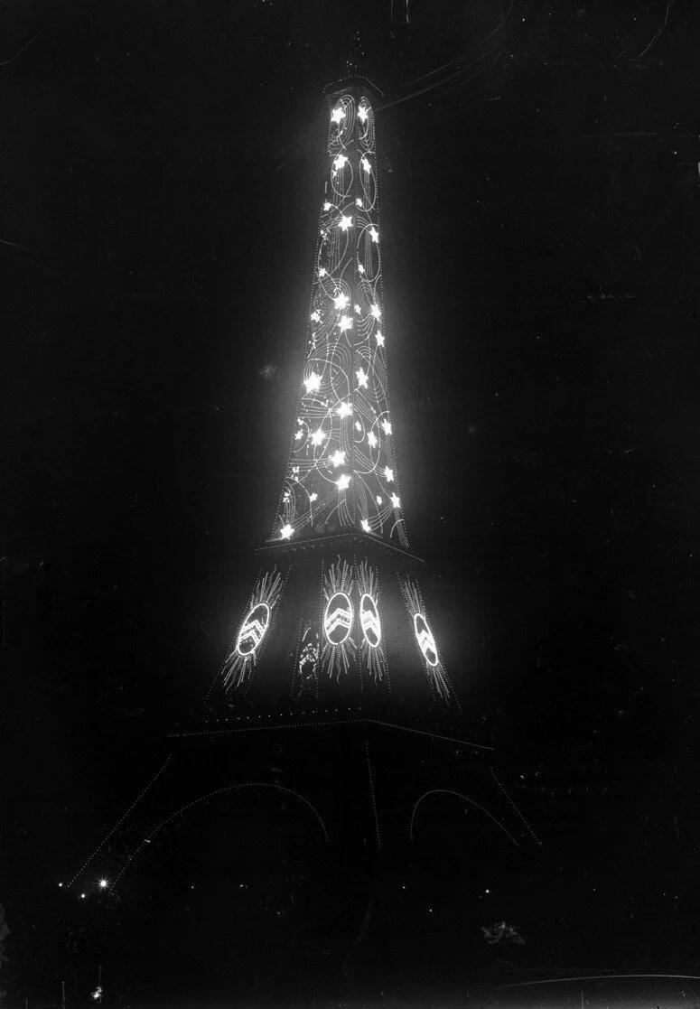 parisvisites's tweet photo. La #TourEiffel de 1937 nous souhaite une bonne #nuit ! #Paris #histoire #Eiffel #tourisme #tourism #visiteguidee https://t.co/JFxA1JUCsG