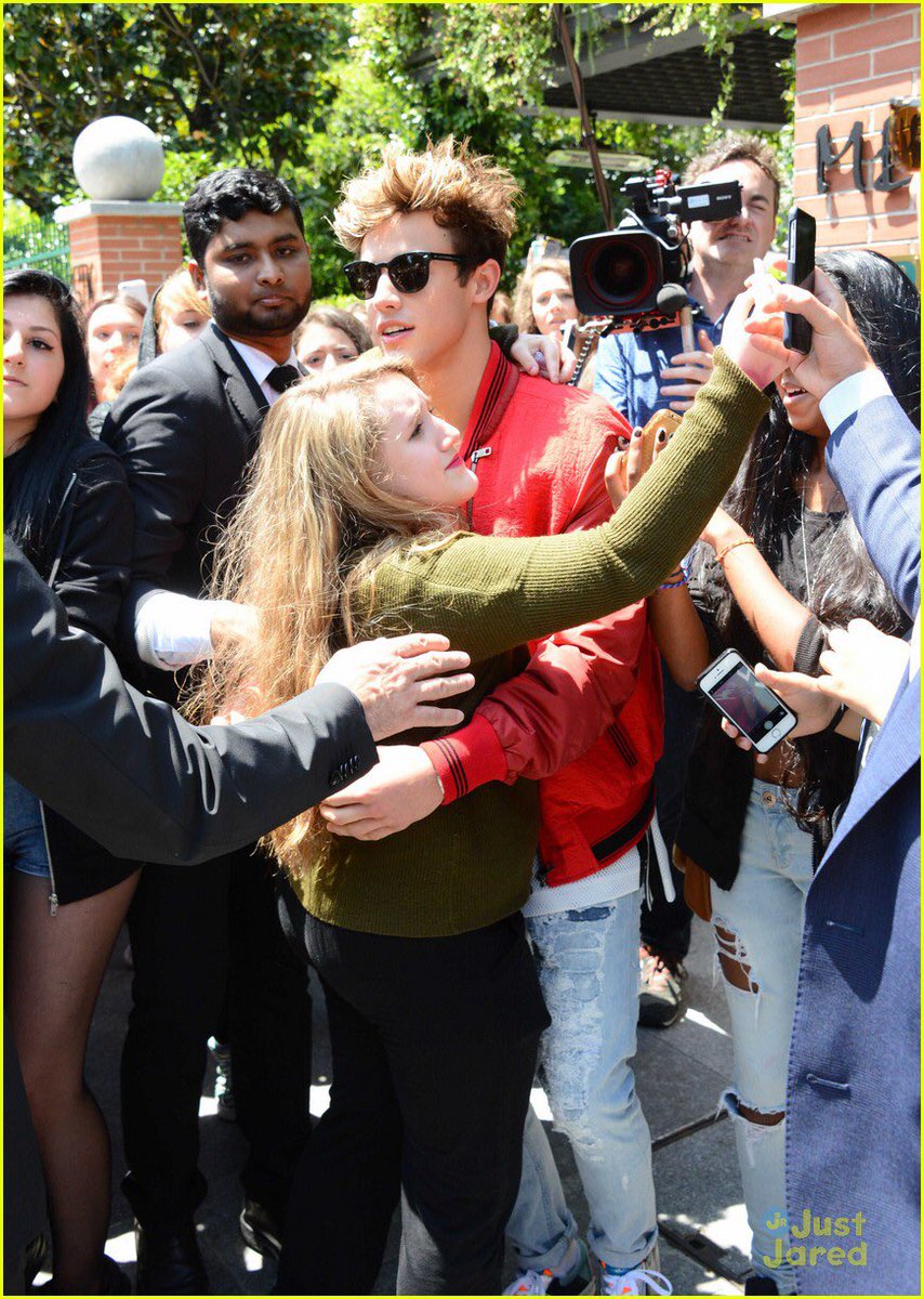 MAGCONUpdates's tweet image. More HQ photos of Cameron Dallas with fans released by Just Jared Jr. yesterday from his recent visit to Milan.