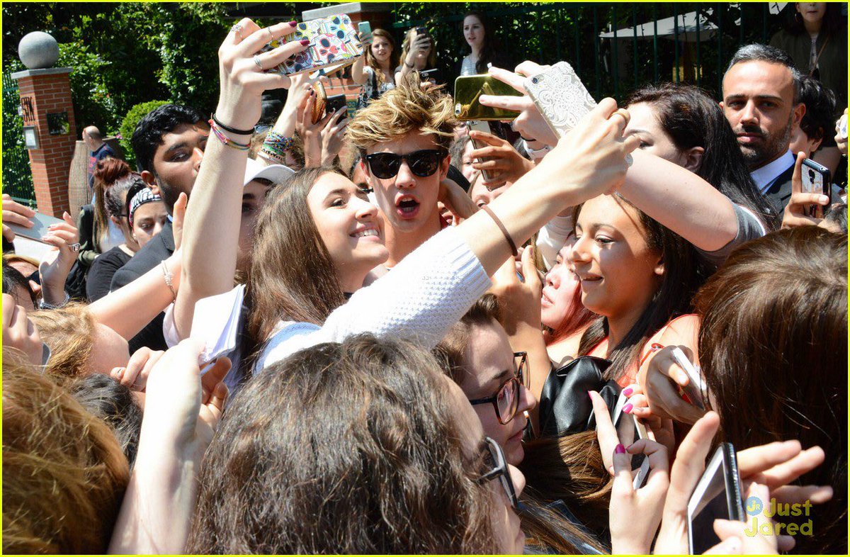 MAGCONUpdates's tweet image. More HQ photos of Cameron Dallas with fans released by Just Jared Jr. yesterday from his recent visit to Milan.