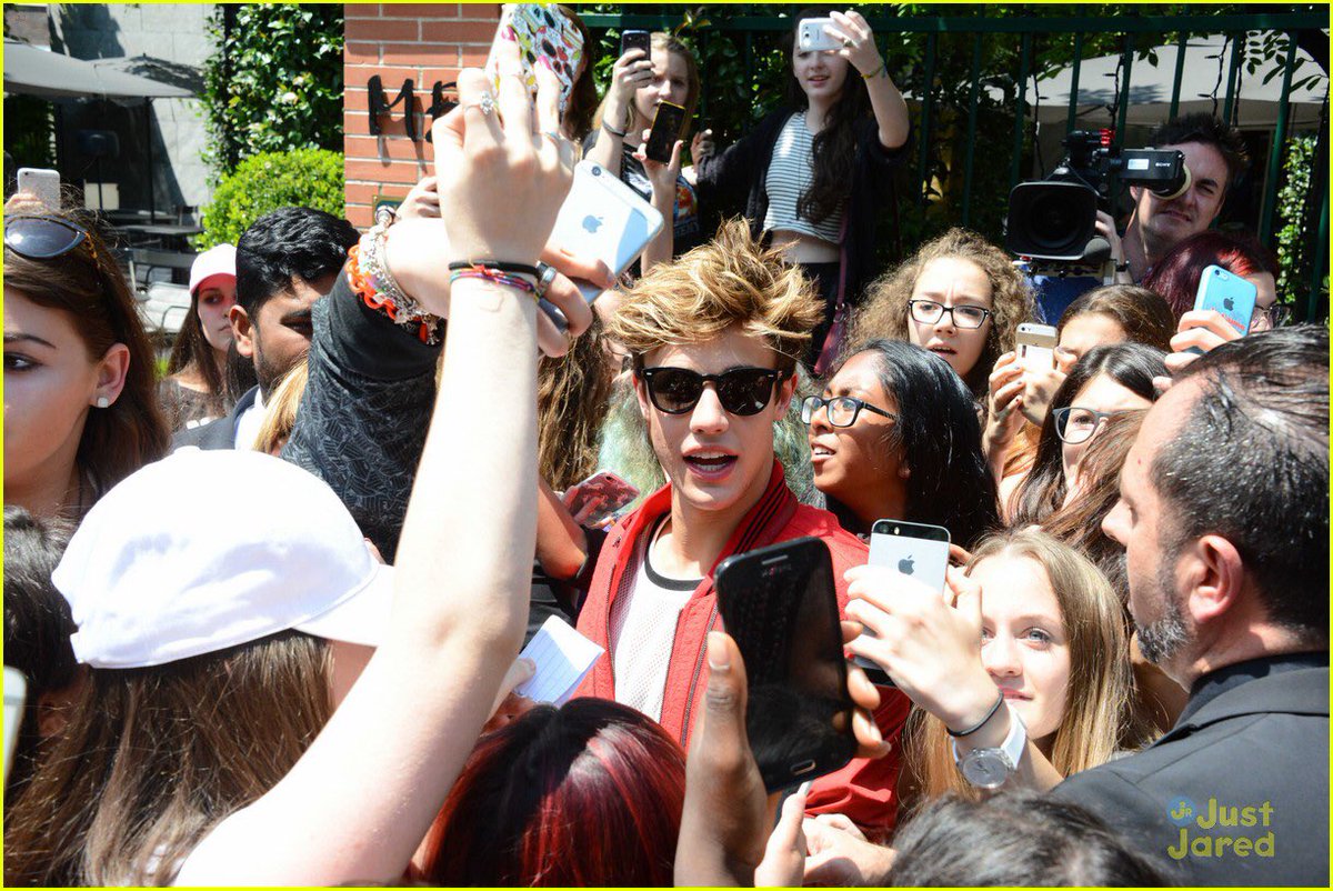 MAGCONUpdates's tweet image. More HQ photos of Cameron Dallas with fans released by Just Jared Jr. yesterday from his recent visit to Milan.