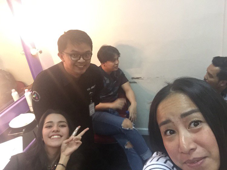 yang ganteng sibuk di briefing..kita mah selfiee ajee yess <a href="/bangbily/">Billy Syahputra</a> <a href="/NobiAyahGwen/">INK</a> #billysusanmarkisattv