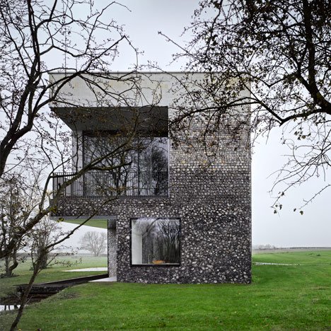 BuildTailormade's tweet photo. RIBA #British #architecture Awards 2015!What do you think of The Flint House - one of the winners?#flint #chilterns https://t.co/qZh1AasTV1