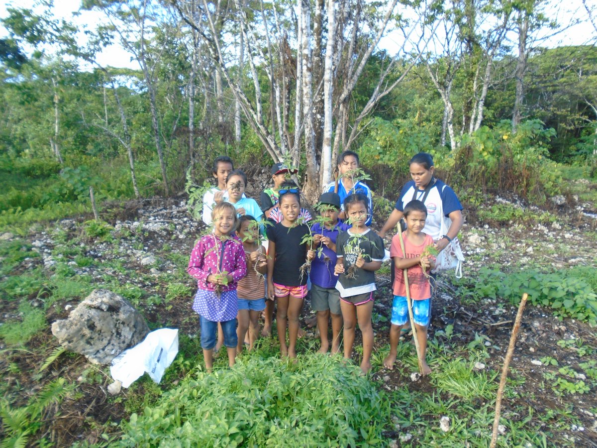 NIUEORGANICS's tweet photo. Vaiea Youth  field trip led by organic farmer Valu Tukiuha Thanks @IFADnews @PoetCom1 @ColinTukuitonga @spc_cps https://t.co/LyS2ODhMCg