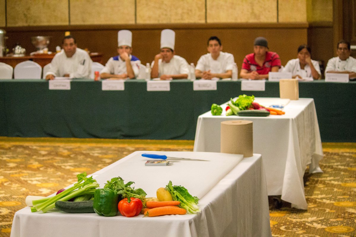 VelasVallarta's tweet photo. -@VelasResortsMex apuesta por certificación de 75 cocineros a través del @IDEFT_PuertoVta » https://t.co/g9CXOunl39 https://t.co/iI5DvjcUUc