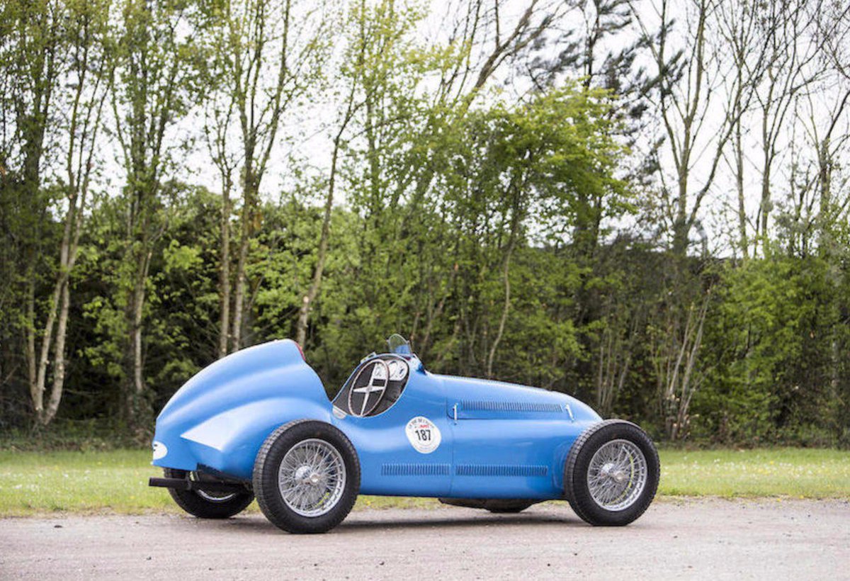 CarWaffle's tweet photo. One-of-five jaw-dropping 1946 #Bugatti Type 73Cs is off to auction, could hit $450k https://t.co/WsDKwAlyiu https://t.co/5gbQP4Rfbn