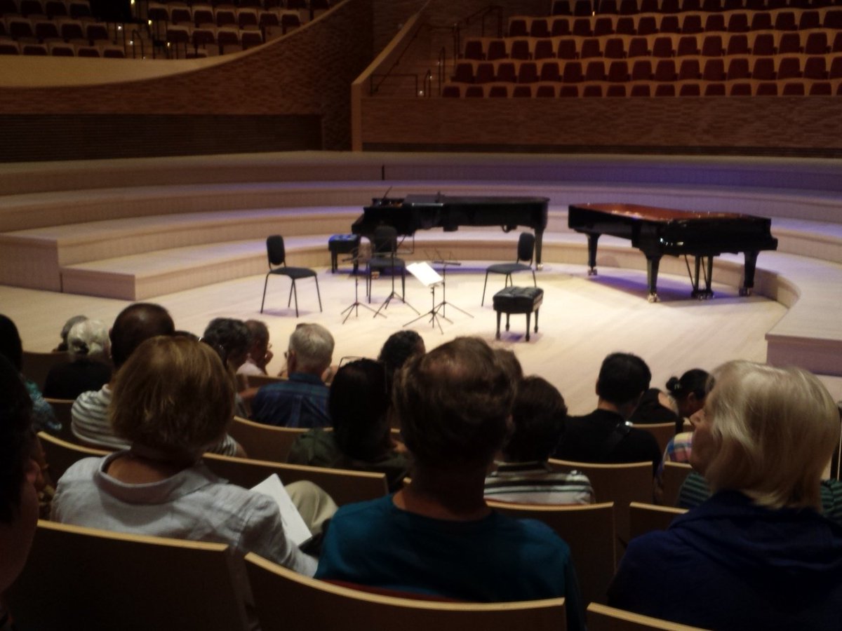 Gettin pumped for <a href="/StLawrence4tet/">StLawrence Quartet</a> with <a href="/ThaleaSQ/">ThaleaSQ</a> <a href="/Stanford/">Stanford University</a> #Haydn #SLSQ2016 #weinaspaceship #bighall #bigbird