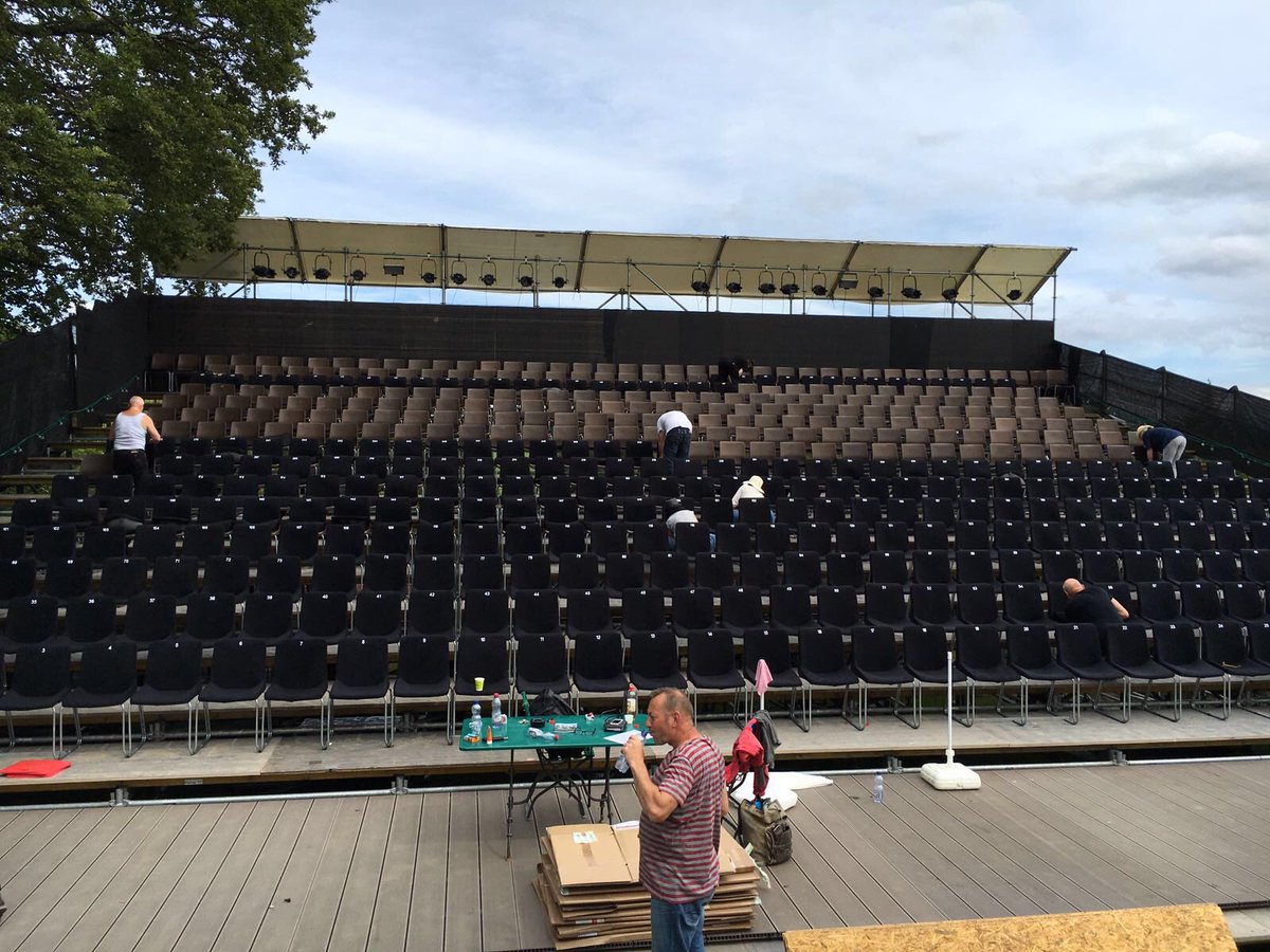 Und die Stühle werden bequem! #dienashörner #theatergurten #premiere #bald