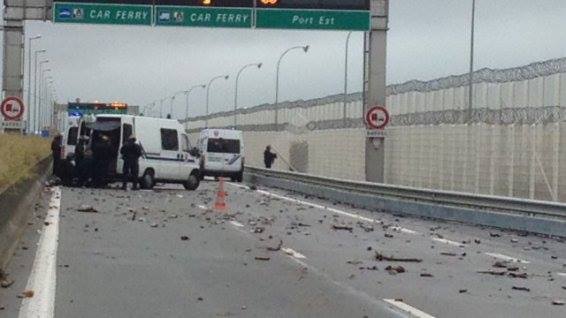 'Migrants' riot in Calais ClasnjlXIAQkyI_