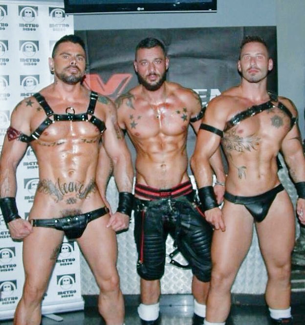 DavidAvilaCFO's tweet photo. Pues yo me quedo con el del medio.. 😋😍.
#DavidAvila #Gay #ActorX https://t.co/tqO5dXjrF3