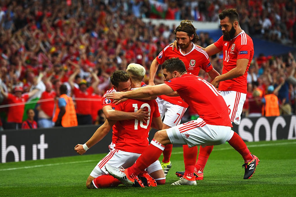 UEFAEURO's tweet image. Knee-slide, then pile-on.
...And repeat.
#WAL #RUSWAL
