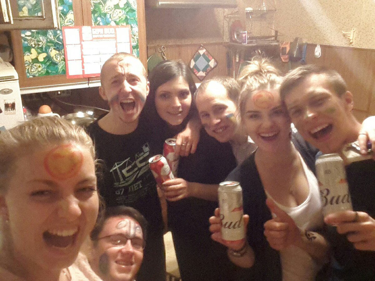 Ritich_'s tweet photo. Поддержали футболистов с шикарным набором Bud! Советую - ну-ка побежали все за Bud!#Buzzar #бериBudвстречайчемпионат https://t.co/MXEQx5gezh