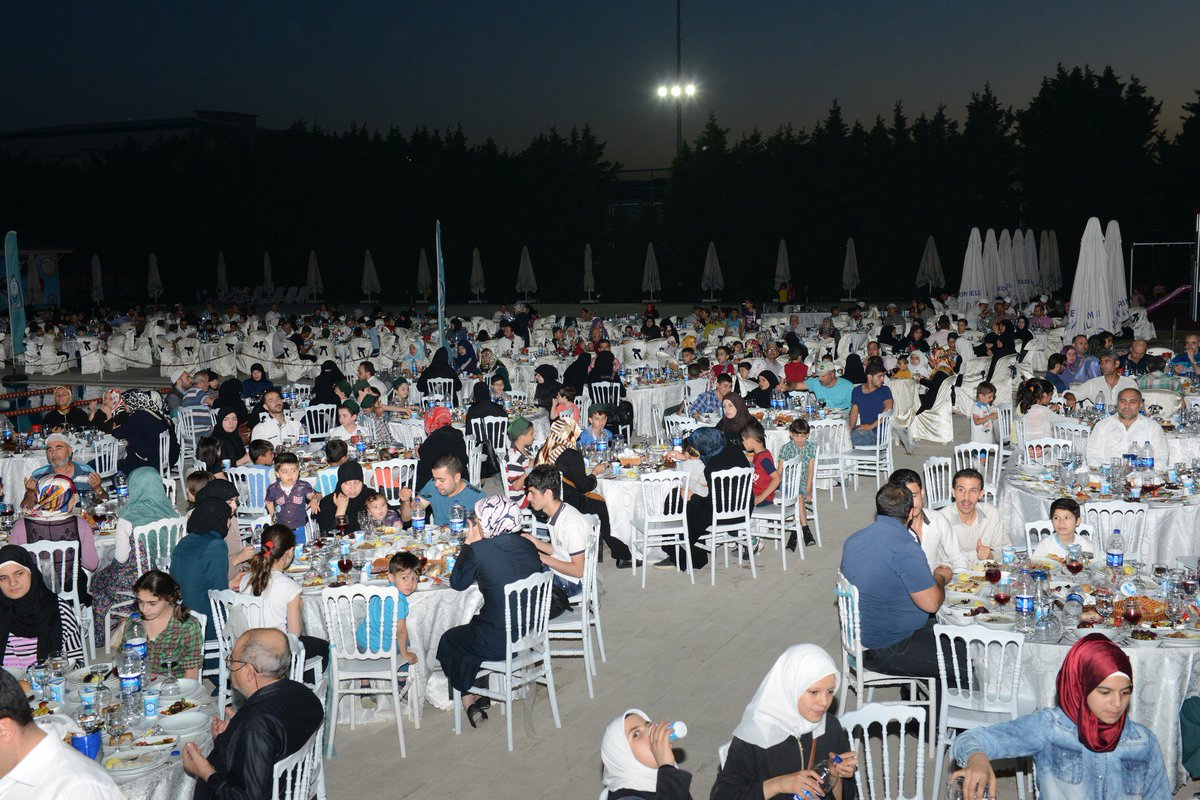 Yetim gülerse Dünya güler.
İlçemizdeki Yetim ve öksüz muhacir kardeşlerimizle Kardeşlik İftarımızda bir araya geldik