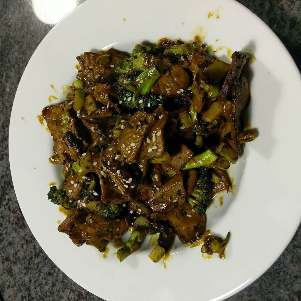 Sobchex's tweet photo. Beef and broccoli #tonightsdinner https://t.co/2I1MRoDBEK https://t.co/5CtEqXlbsO