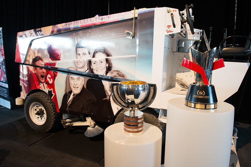 HockeyCanada's tweet photo. Sneak peek from the Hockey Canada Foundation's #GoldGivesBack gala in Halifax. https://t.co/6mpbivdakD https://t.co/mcnnoXAJAc