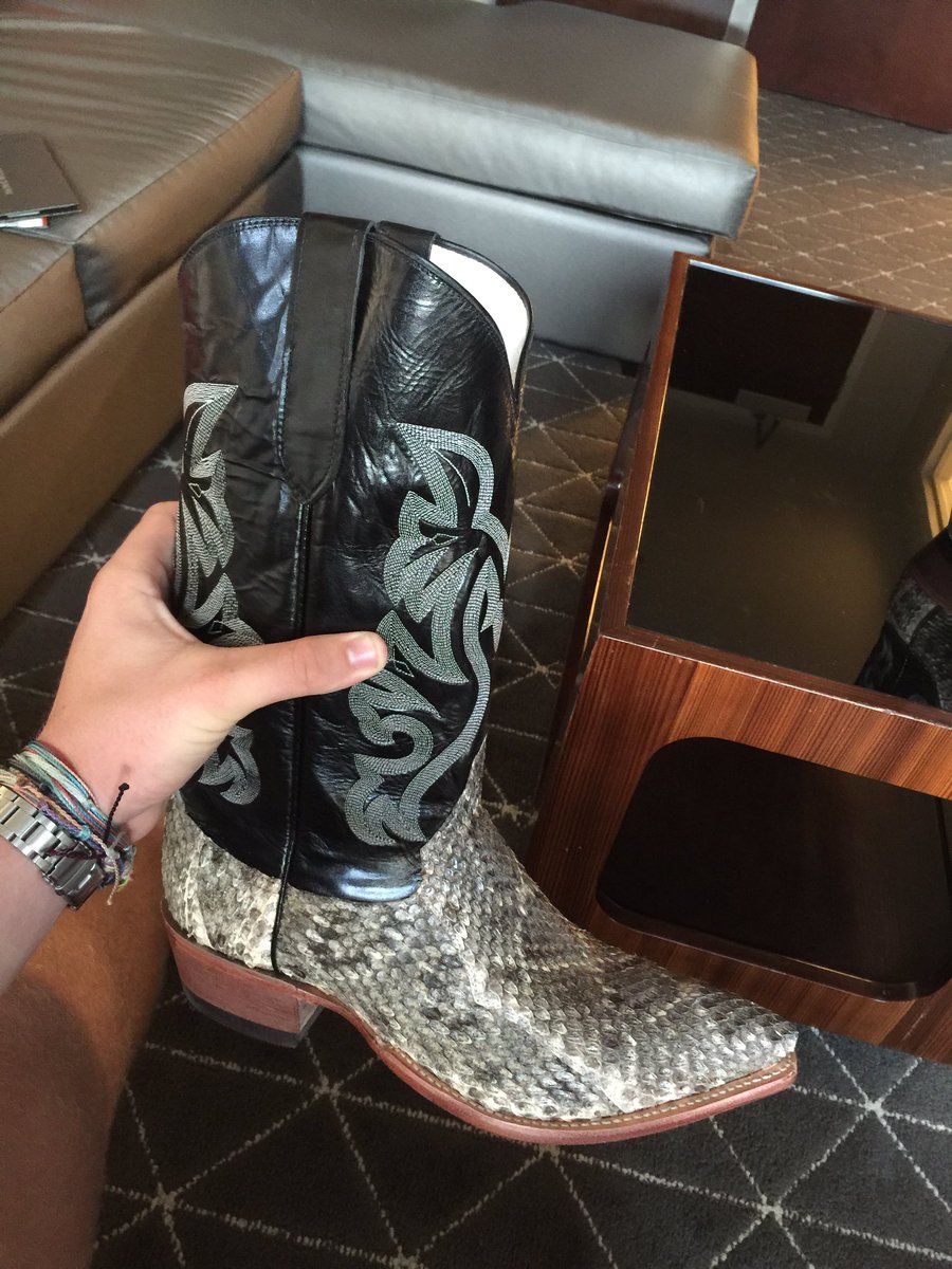 bigpoppagibbons's tweet image. Classic @GibbonsDillan bought new boots in Nashville, TN.  #GoCCC #GoIrish