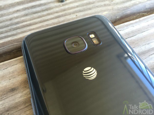 TalkAndroid's tweet photo. First Galaxy S8 rumors suggest a dual-camera setup is coming https://t.co/Tz4EN89EFq https://t.co/ouIYXIs3Fm