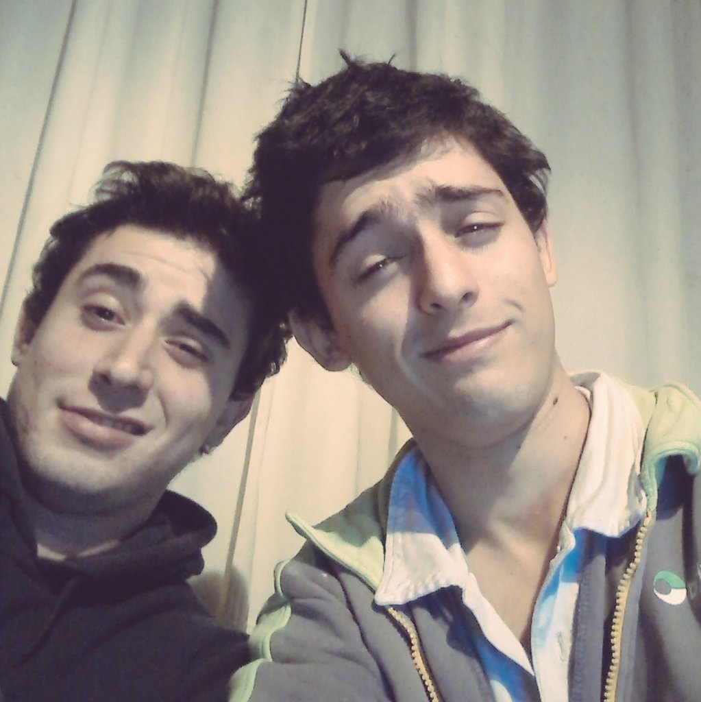 elmassicandente's tweet photo. Con @ponelomismo tirando facha #culonegro #GameofThrones https://t.co/tsJnJwFD5z