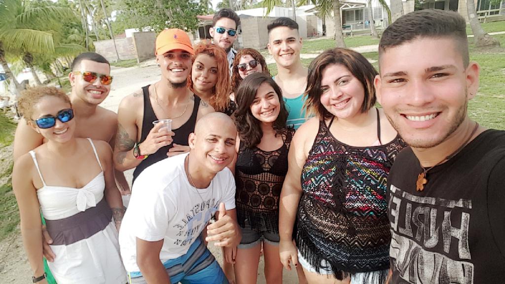 Sheilian_Karry's tweet photo. 4/junio/2016 celebrando miss 20 🎉🍍🍻 https://t.co/3uzR57nZoF