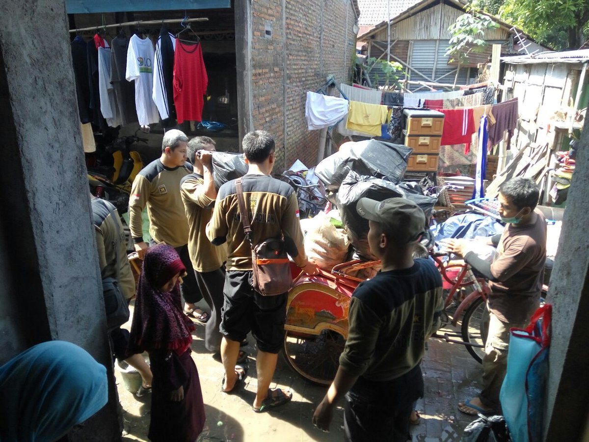 Recovery #BanjirSolo ketua DPD PKS Bp Abrul Ghofar <a href="/ABGHOIS/">ABDUL GHOFAR</a> (paling kiri) ikut membersihkan rumah warga d Serengan