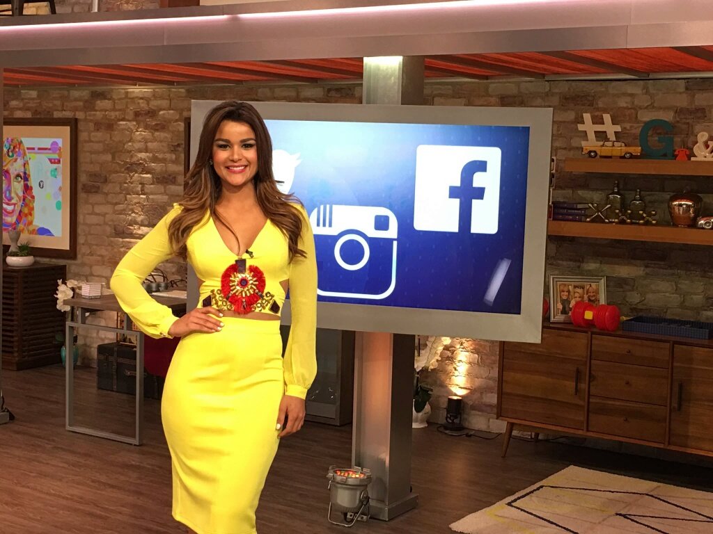LatinaNuestra's tweet photo. ¿Qué les parece el look de @ClaryMolinaRD para @ElGordoyLaFlaca ? #GyFopina https://t.co/aQAfVtfQuS