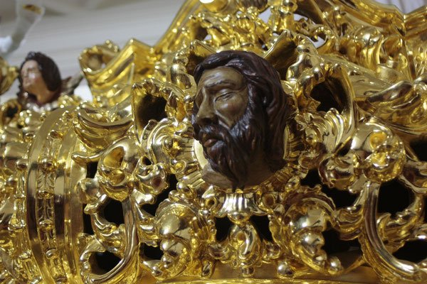 Limpieza del canasto y candelabros del paso del Stmo. Cristo del Amor realizada por Talleres Sanmartin.