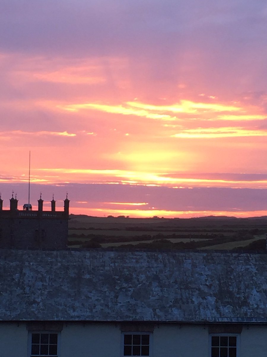 stdavidsherd's tweet photo. What a lush sunset and a Wales win! #StDavids #StDavidsHerd #StrongerTogether #Pembrokeshire #WelshBlack #WelshBeef https://t.co/VSNngCR9Xi