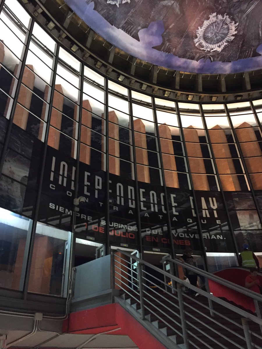 MigraineBass's tweet photo. Qué guapa la publicidad que han puesto en Atocha de Independence Day https://t.co/nULxWeaFTf