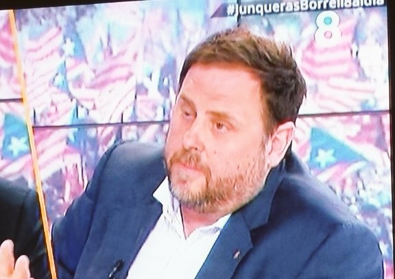 ReinaSonia's tweet photo. #junquerasBorrell8aldia Borrell le está dando un repaso de realidad versus mentiras ↔Junqueras enrojece ..... https://t.co/6beMbUrHYe