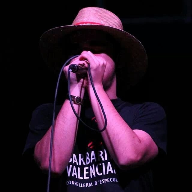 tonigata96's tweet photo. 🎤🎤  #Arrapa 
Imatge de #SonsDeXaloc a les TROBADES2014 https://t.co/OIWBq8tq7V