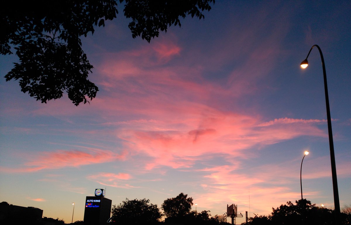 manuemancera's tweet image. Atardecer en #Sevilla, #nubedefuego, #FelizNoche Luceros...