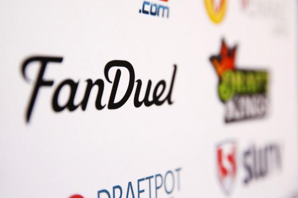Playerline's tweet image. Daily fantasy sports firms #FanDuel, #DraftKings in merger talks yhoo.it/28JYkGD #DFS