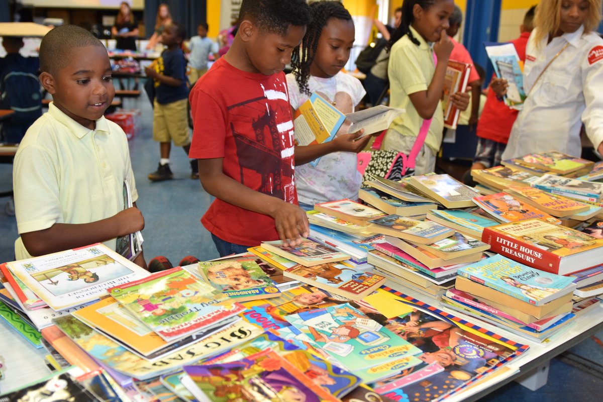 dcpublicschools's tweet photo. .@garrisondcps students choose free books and parents learn how to support summer readers at home. #DCPSReads https://t.co/vNOr59kbiq