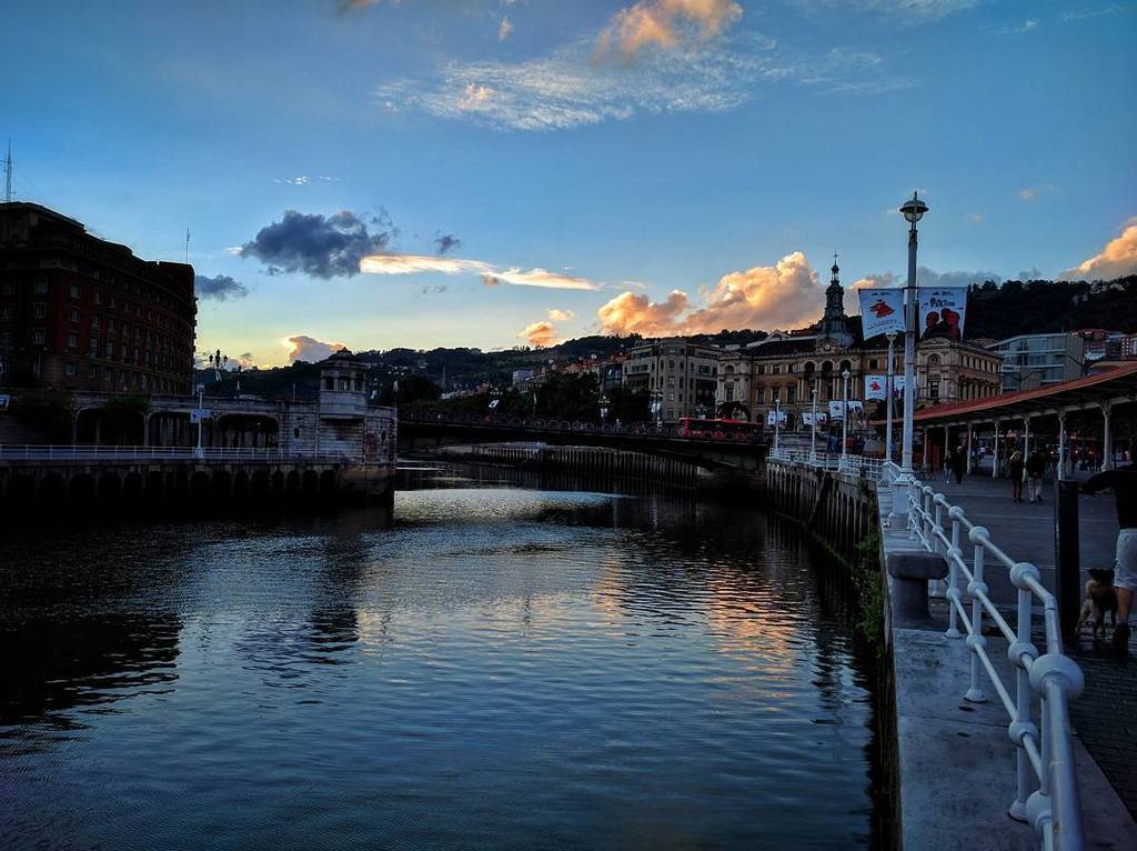 Paigar's tweet photo. Agua del color del cielo #Bilbao #BilbaoEnImagenes https://t.co/dLThKRXAj1