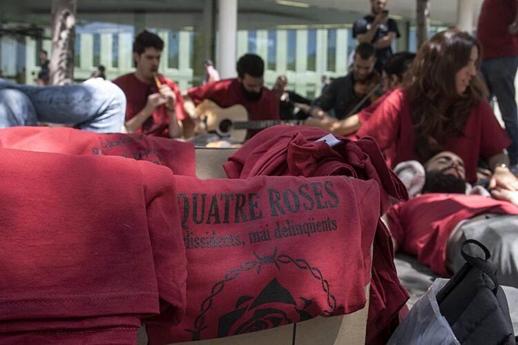 dvdbou's tweet photo. Condemnen @Quatre_roses només pel testimoni #Mossos imputats per lesionar-los en la detenció https://t.co/wHF0Op83Ai https://t.co/scUMpjUmoM