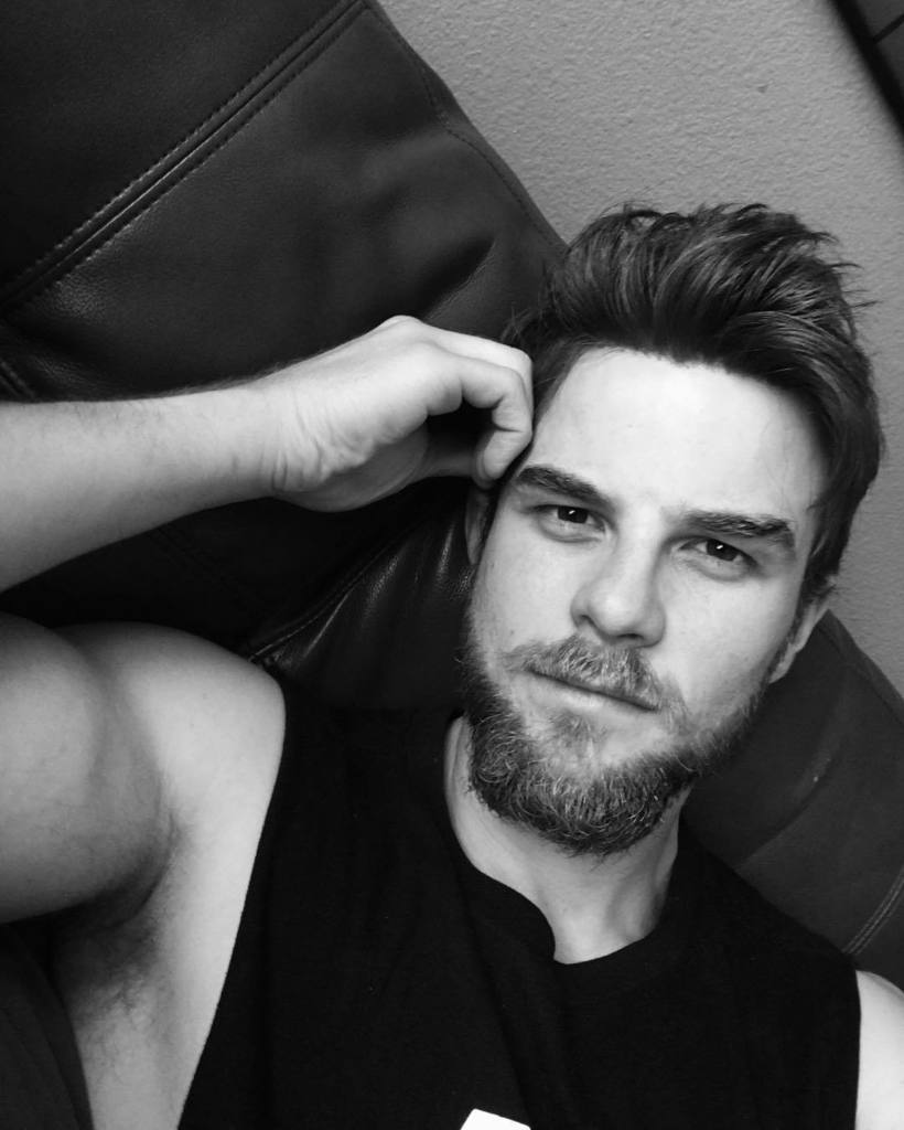 natebuzz's tweet image. Finally home. 6 weeks of beard growth... Not ready to say good bye.