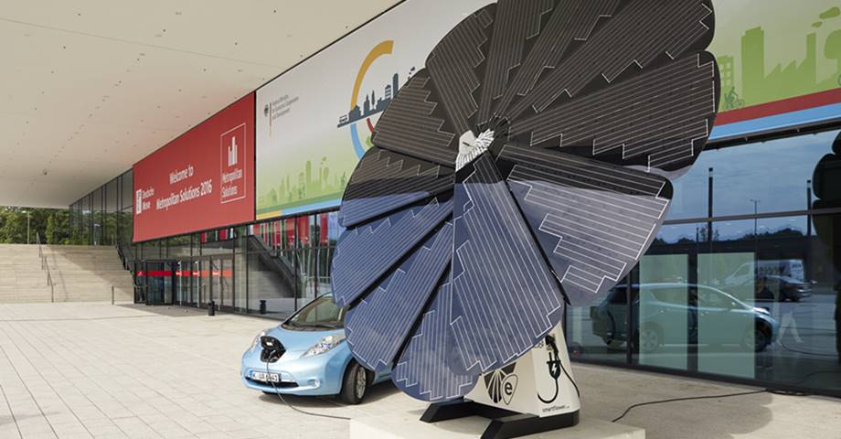 electro_mov's tweet photo. Visitamos el Smartflower POP-e para la recarga de #vehículoseléctricos en #GENERA2016 

https://t.co/A9XLlCx5H9… https://t.co/lmItb9jHJs