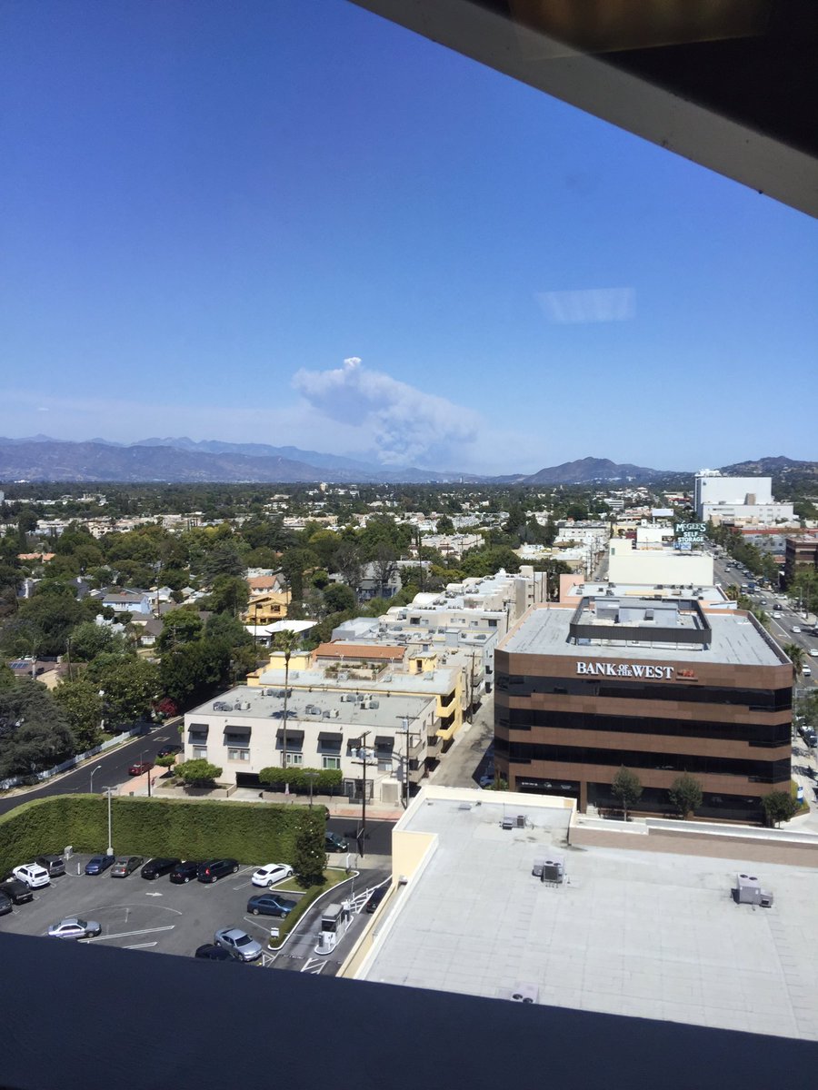 mrharoutb's tweet photo. You can see the smoke growing all the way from Sherman Oaks,CA @ABC7 #Azusa #fire https://t.co/Blle3JXqDt